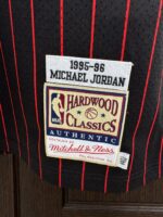 Michael Jordan Bulls 1995–96 black jersey, actual size L sample photo